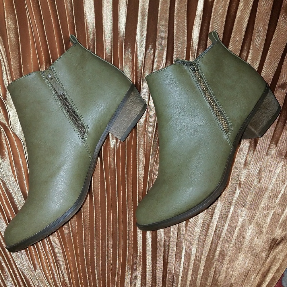 🔥SALE🔥NWOB Olive Green Ankle Booties